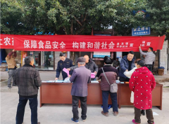工做人员通过设立展台、吊挂、发放宣传材料、
